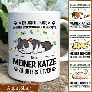 Personalisierte Tasse für Tierliebhaber | personalisierte Geschenke für Katzen- und Hundeliebhaber | Ich arbeite hart, um den extravaganten Lebensstil meines Hundes / meiner Katze zu unterstützen